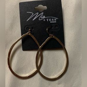 NWT Mia + Tess Dangling golden color earrings